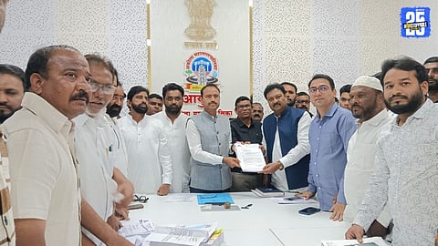 MLA Sajid Khan submitting a detailed memorandum to the Akola Municipal Commissioner