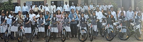 साताऱ्यातील पाच शाळांमधील 
५० विद्यार्थ्यांना सायकलींचे वाटप
सकाळ सोशल फाउंडेशन   ५० विद्यार्थ्यांना सायकलींचे वाटप
सकाळ सोशल फाउंडेशन   ५० विद्यार्थ्यांना सायकलींचे वाटप