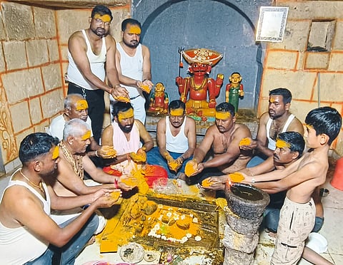 जेऊरला खंडोबा मंदिरात भाविकांची गर्दी