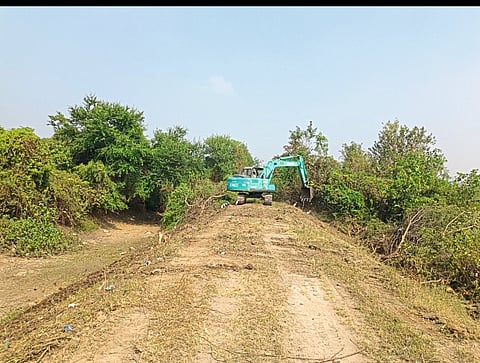 झुडपांतून मुक्त झाला गोतोंडीतील कालवा