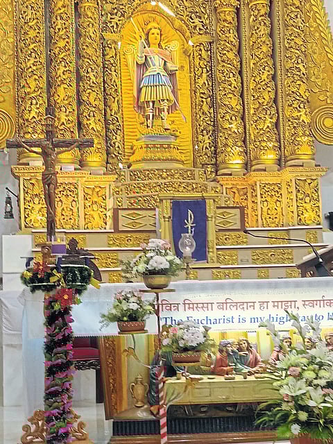 नाताळच्या आगमनाची पहिली मेणबत्ती प्रज्वलित