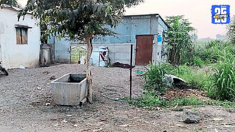 भोकरदन : गवळीवाडी परिसरातील अवैध गर्भलिंग निदानासाठी वापरला जाणारा पत्र्याचा गोठा.