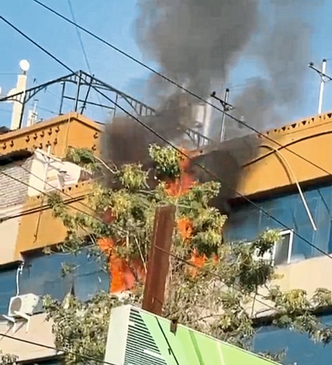 आगीत अडकलेले ४२ विद्यार्थी, कामगार सुरक्षित