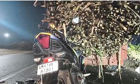 उसाच्या ट्रॉलीला धडकून
दुचाकीवरील एक जण ठार