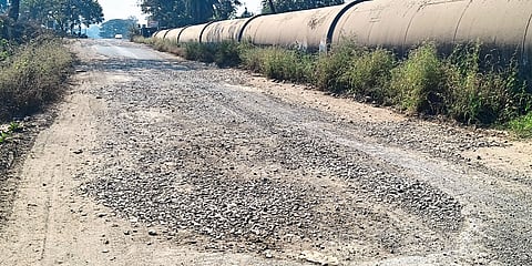 पडघा-तानसा रस्ता खड्ड्यांनी पोखरला