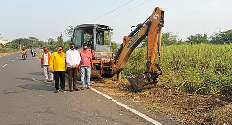 बावडा- नरसिंहपूर मार्गावरील 
झुडपे काढण्यास सुरुवात
