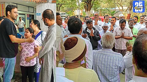 Citizens paying heartfelt tribute to Pannalal Surana during his final farewell ceremony.