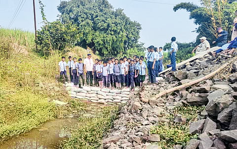 खळदला ओढ्यावर बांधला वनराई बंधारा