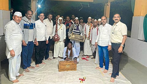 राजेगावला भजनी मंडळाला साहित्याचे वाटप