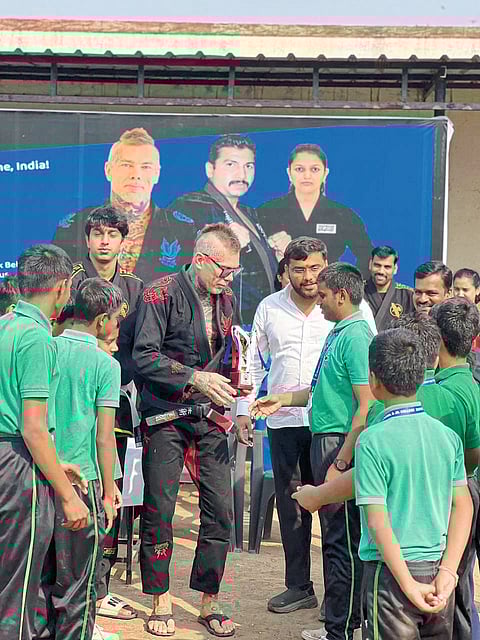 मार्शल आर्टिस्ट मिको यांनी
साधला विद्यार्थ्यांशी संवाद