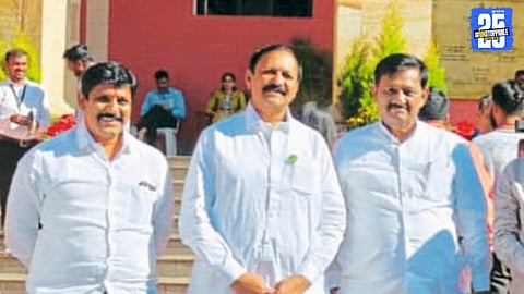 Solapur Deshmukh MLAs display unity while presenting development issues before CM Fadnavis.”