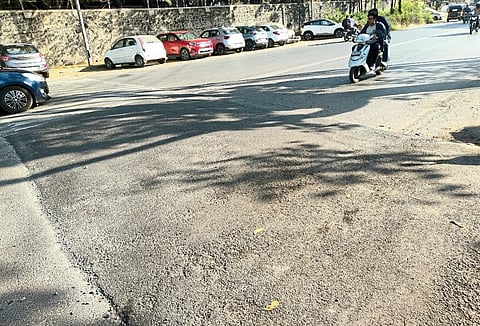 खड्डेमय गतिरोधकाची अखेर दुरुस्ती