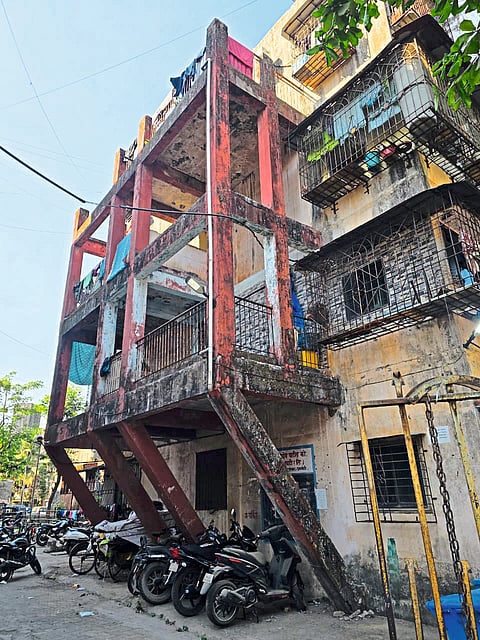 कामगारांचे घरकुलाचे स्वप्न वादात