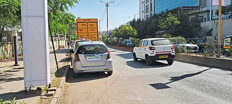 तापकीर चौक- थेरगाव रुग्णालय 
रस्त्यावर मृत्यूचा सापळा