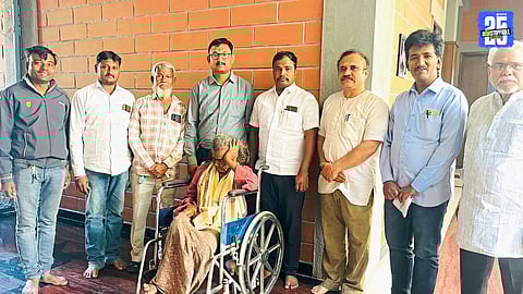 Members of Wari Parivar providing food and care to a homeless elderly woman rescued from the roadside.