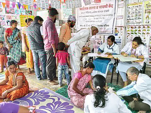 संत तुकाराम कारखान्यातर्फे 
ऊसतोड मजुरांची तपासणी