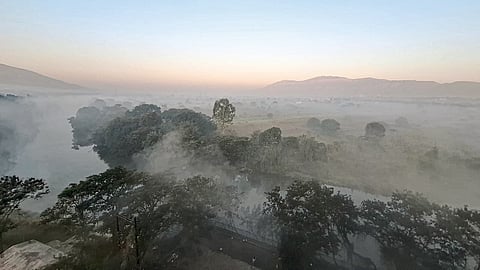 फोटो बेबेडोहळ  सुर्यास्ताच्या लालसर छटांत धुक्या आड लपलेली पवनानदी  फोटो विजय सुराणा