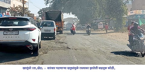 फोटो : समस्यांच्या जंत्रीत कोंडला तळेगाव-शिक्रापूर महामार्ग