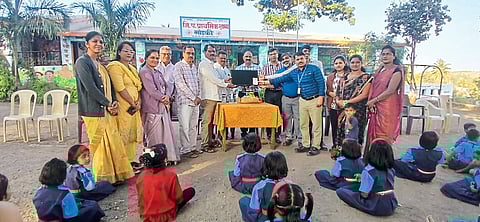 मांडकी येथील शाळेला 
संगणक संचाची भेट