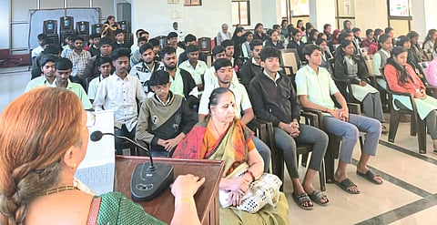 मोबाईल-सोशल मीडियाचा अतिरेक घातक