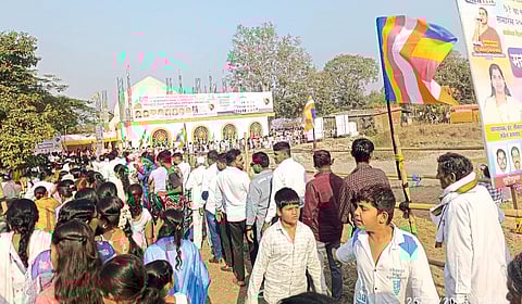 ऐतिहासिक बुद्ध विहारात 
भाविकांची मोठी गर्दी