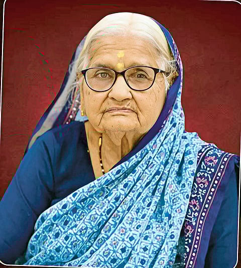 द्वारकाबाई गुरव यांचे निधन