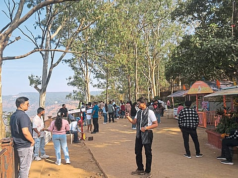 भिलार : नूतन वर्षाच्या स्वागतासाठी पाचगणी-महाबळेश्वर सज्ज; पर्यटकांच्या गर्दीने गिरिस्थाने बहरली सलग सुट्ट्यांमुळे बुकिंग ‘फुल्ल’; पोलिसांची करडी नजर, वाहतूक कोंडी टाळण्याचे प्रशासनासमोर आव्हान