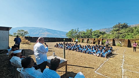 भोसे : क्रीडा स्पर्धांतूनच उद्याचे गुणवंत खेळाडू घडतील : हनुमंतराव रांजणे ; दत्तात्रय कळंबे महाराज विद्यालयात क्रीडा महोत्सवाचे उत्साहात उद्घाटन; मैदानातील स्टेजसाठी रांजणे यांच्याकडून मदतीची ग्वाही