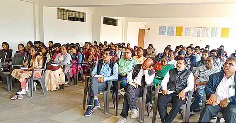 आदिवासी संस्कृती माणसांमधील अंतर कमी करणारी