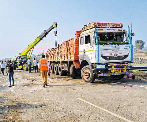 सोलापूर महामार्गावर भादलवाडीत ट्रक उलटला