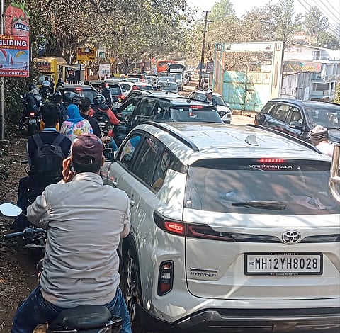 भिलार : सलग सुट्ट्यांमुळे पाचगणी-महाबळेश्वर ''हाऊसफुल्ल''; पसरणी घाटात वाहनांच्या ५ किमी लांब रांगा! ​पर्यटकांच्या हुल्लडबाजीमुळे वाहतूक कोंडीत भर; शालेय सहली अडकल्याने विद्यार्थ्यांचे हाल