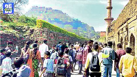 devgiri fort crowd