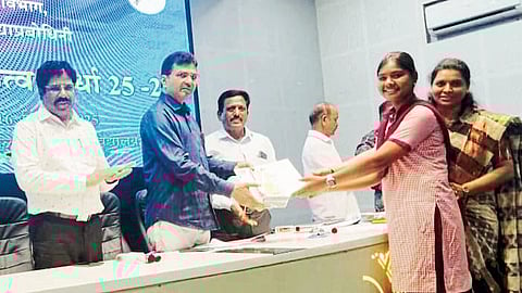 ढेबेवाडी खळेत न्यू इंग्लिश स्कूल व ग्रामस्थांतर्फे सत्कार