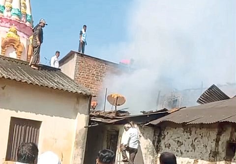 कास - बिभवीत चार घरांना आग.... लाखो रुपयांचे नुकसान....