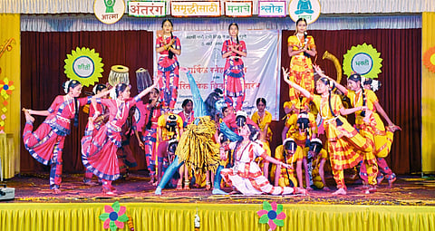 वाई:-व्हिजन इंग्लिश मिडीयम स्कूलच्या वार्षिक स्नेहसंमेलन ''अंतरंग समृद्धीसाठी मनाचे श्लोक'' या संकल्पनेला अनुसरून संपन्न.