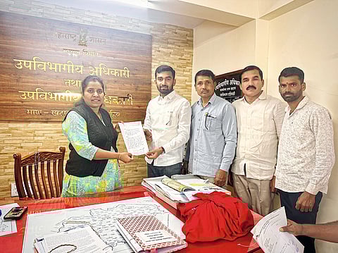 पुसेगावमधील रखडलेल्या रस्त्याच्या कामाबाबत प्रांताधिकाऱ्यांना निवेदन