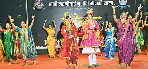 कासार अंबोलीच्या शाळेत 
कलाविष्कार सादर