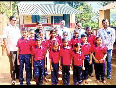 कास - मुनावळे शाळेस स्पोर्ट्स ड्रेसचे वाटप....