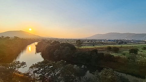 2 पवनानदीवर मावळता सूर्य; आकाशात रंगांची उधळण., नदीच्या पाण्यात   सूर्यास्ताचे सुंदर प्रतिबिंब. फोटो  विजय सुराणा