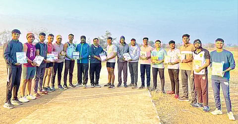 बेंद्रे प्रतिष्ठानतर्फे युवकांना पुस्तके भेट