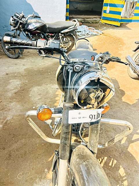 रांजणगाव सांडस येथे दुचाकी खड्ड्यात आदळून युवक जखमी