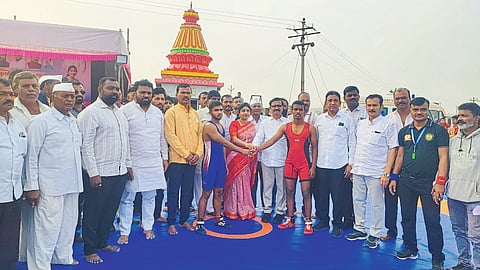 औंधमध्ये कुस्तीचा थरार; गादी-माती गटात 210 मल्लांची जोरदार झुंज