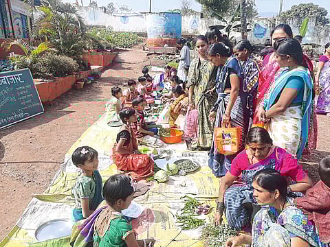 परसबागेतील भाजीपाल्याच्या विक्रीतून विद्यार्थ्यांना स्वकमाईचे धडे बालबाजारात पालक, ग्रामस्थांची उत्स्फूर्त खरेदी