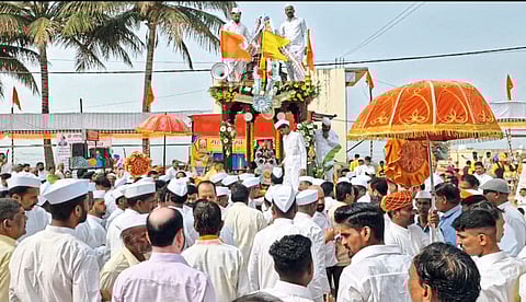 वाठार स्टेशन: भंडाऱ्याची उधळण  येळकोट येळकोट जय मल्हार च्या जयघोषात वाग्देव महाराज रथोत्सव "