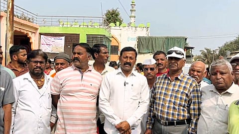 रहिमतपूर,अपशिंगे हायस्कूलमधील सहशिक्षक सयाजी माने यांच्या बदलीविरोधात ग्रामस्थ व विद्यार्थ्यांचा रस्ता रोको