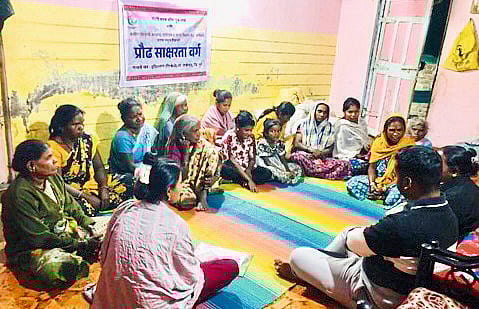 इंदिरानगर येथील वस्तीवर प्रौढ साक्षरता वर्ग सुरू