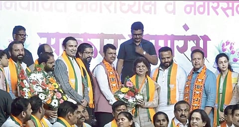 भिलार : पाचगणीत राजकीय भूकंप: १५ वर्षांची सत्ता गमावल्यानंतर लक्ष्मी कराडकर यांचा भाजपमध्ये जाहीर प्रवेश