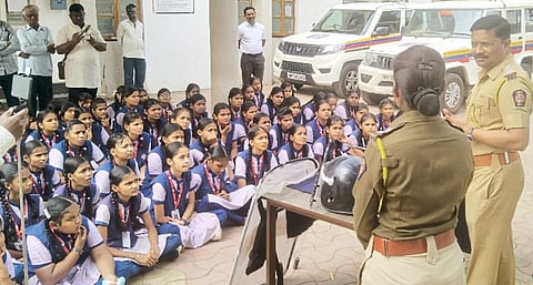 मुलींनी अनुभवले पोलीस ठाण्याचे कामकाज