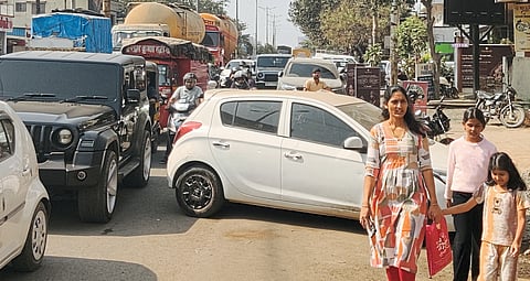 अतिक्रमणे, अनधिकृत पार्किंगमुळे पादचाऱ्यांचे हाल