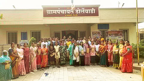 डोर्लेवाडीत महिलांना आरोग्य साहित्याचे वाटप